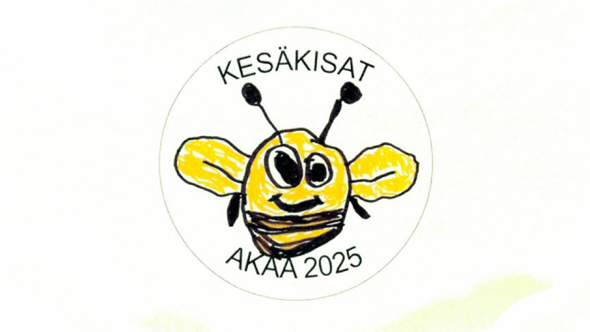 Kesäkisojen logo, jossa on piirretty hymyilevä ampiainen ja teksti kesäkisat 2025 Akaa