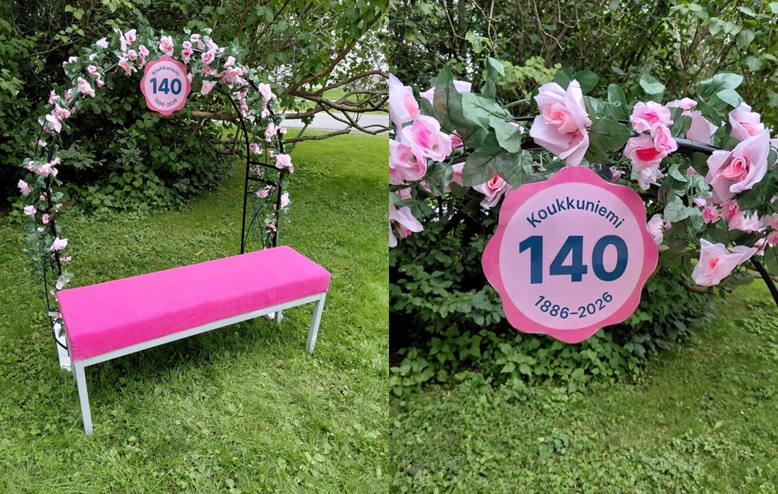 Vasemmanpuoleisessa kuvassa on pinkki penkki, jonka yllä on kukkakaari ja Koukkuniemi 140 -koriste. Oikeanpuoleisessa kuvassa näkyy koriste ja kukkakaari suurennettuna.
