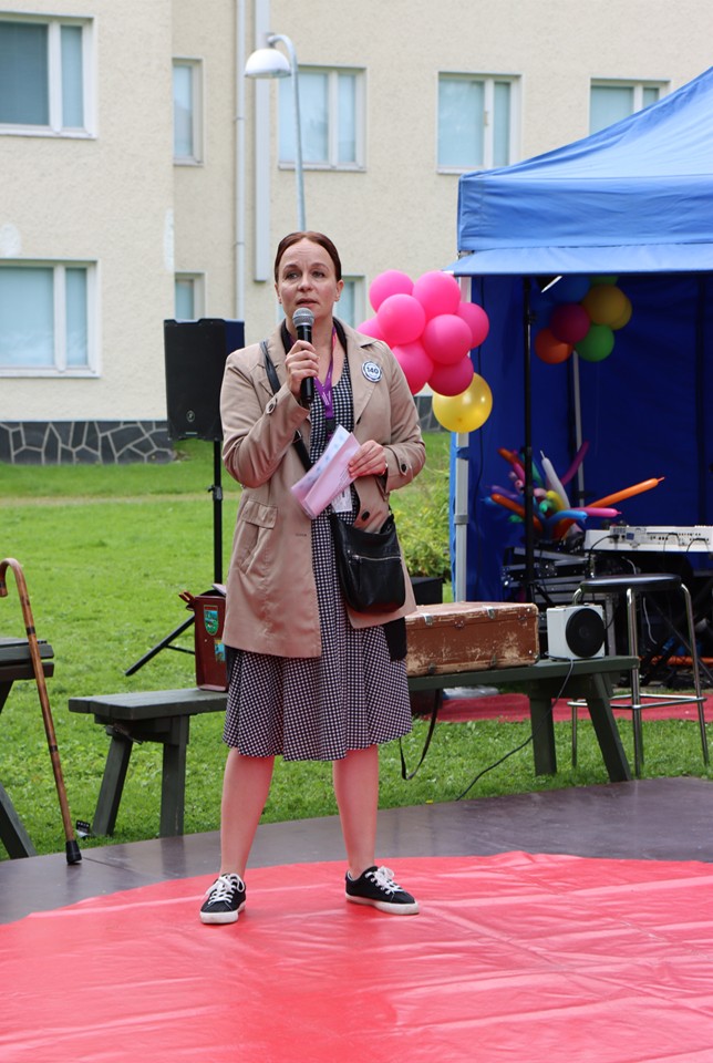 Palvelupäällikkö Tanja Karvonen puhuu mikrofoniin.