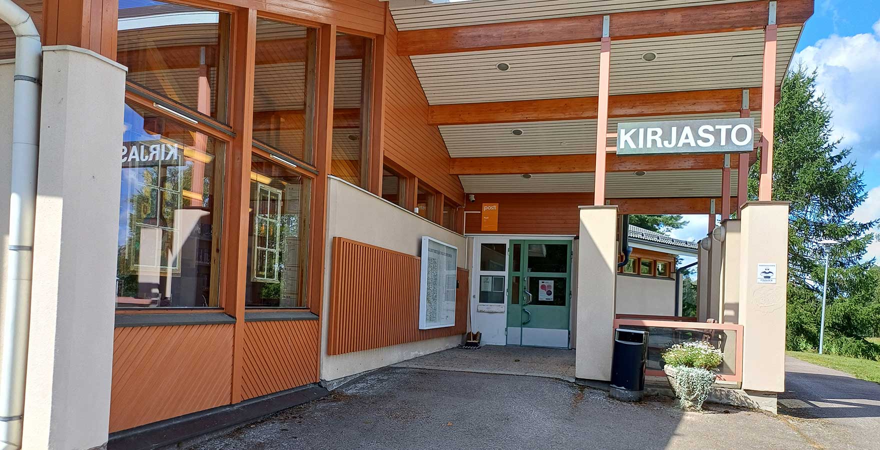 Kirjaston sisäänkäynti.