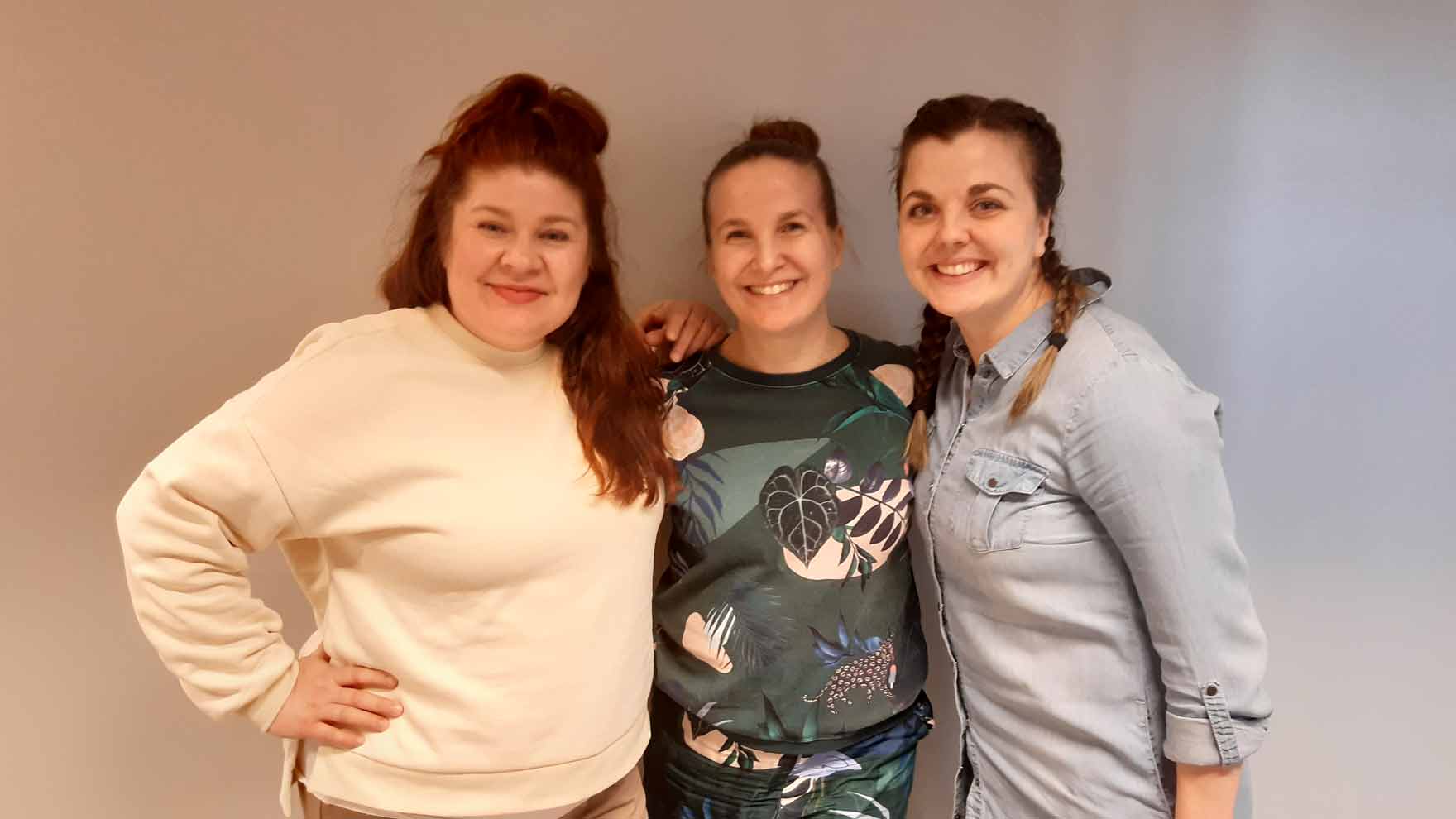 Kulttuuriohjaajat Marianne Nurmi, Elina Salmi ja Sini Muranen poseeraavat kameralle.