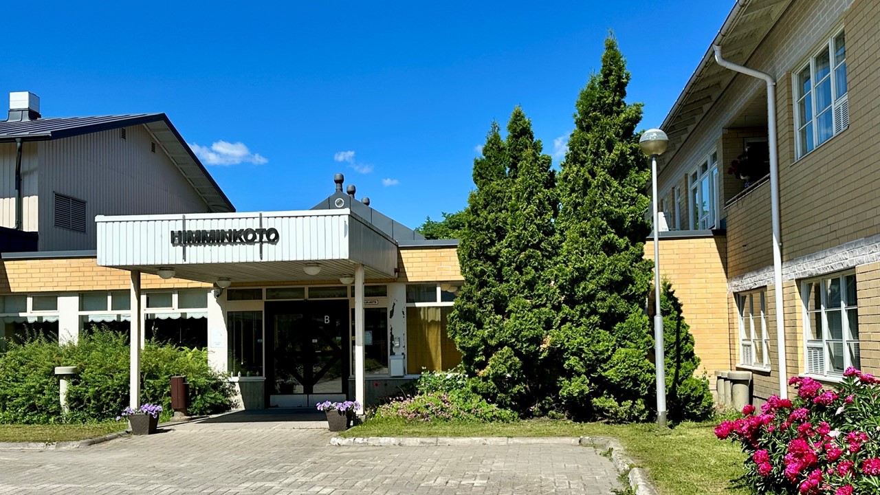 Himminkodon etupihaa ja ulko-ovi.