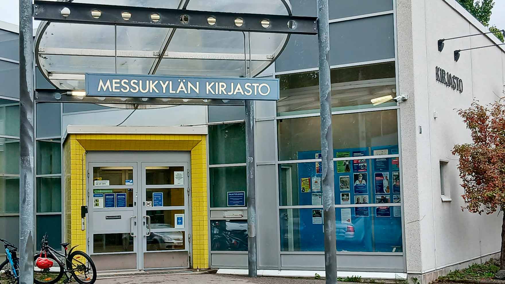 Messukylän kirjaston sisäänkäynti.