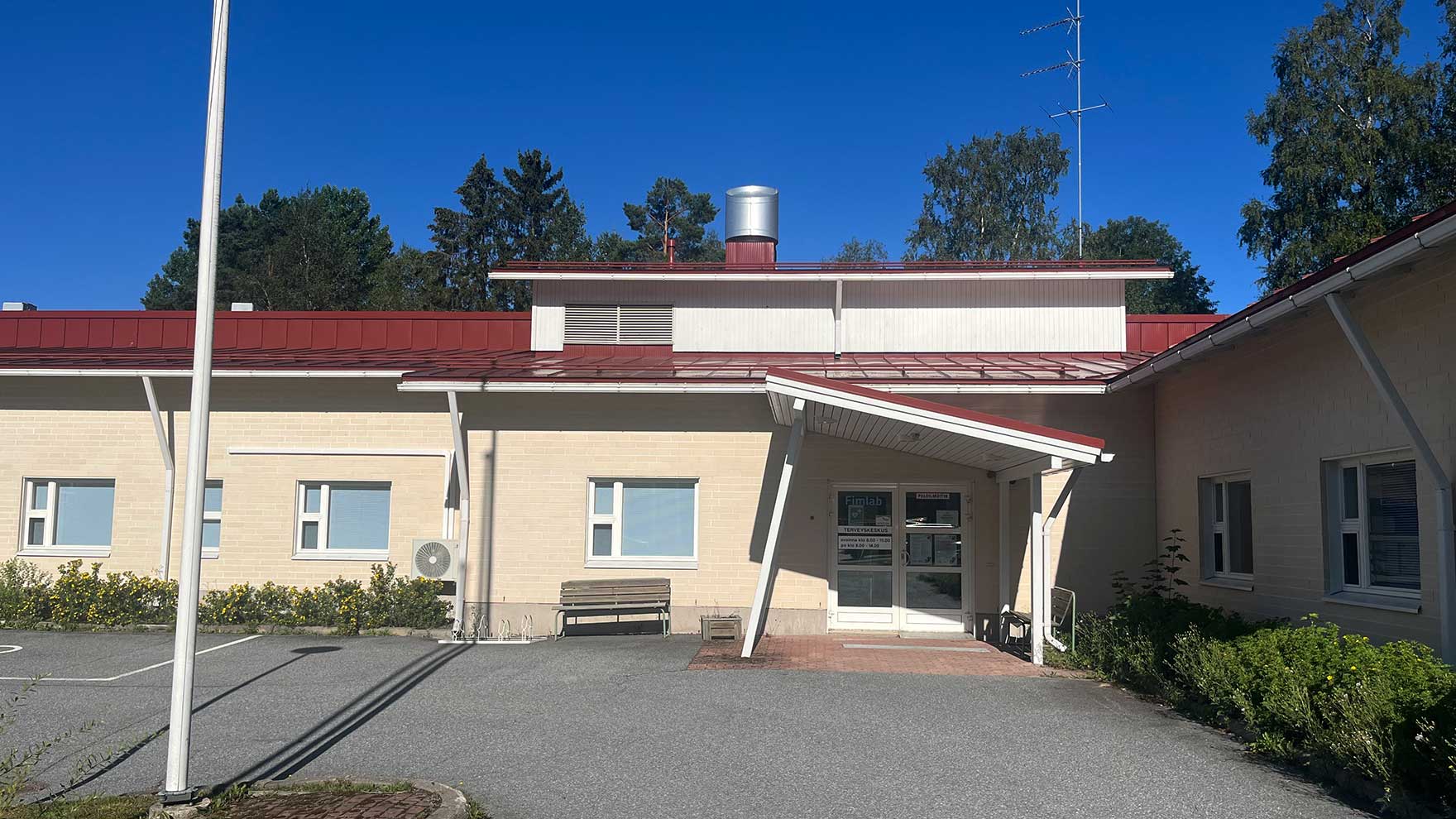 Matalan, keltatiilisen rakennuksen sisäänkäynti.