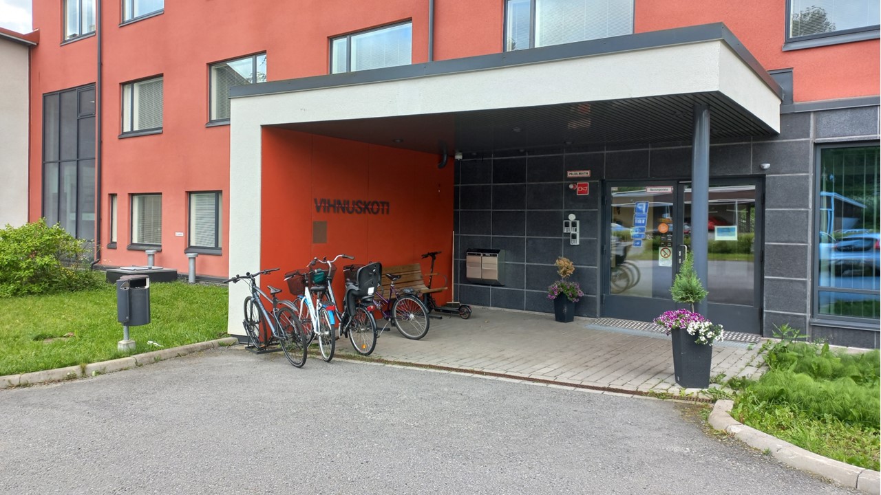Vinhuskodin ja Kaislakodon etuovi.