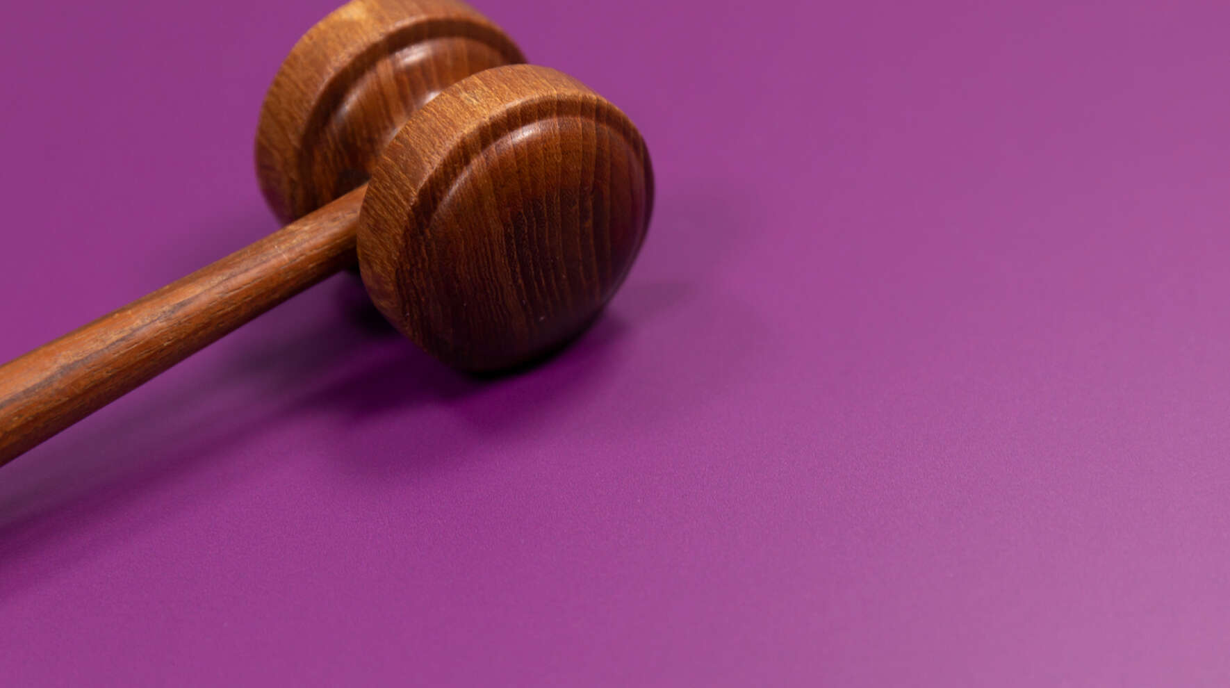 Puheenjohtajan nuija pöydällä