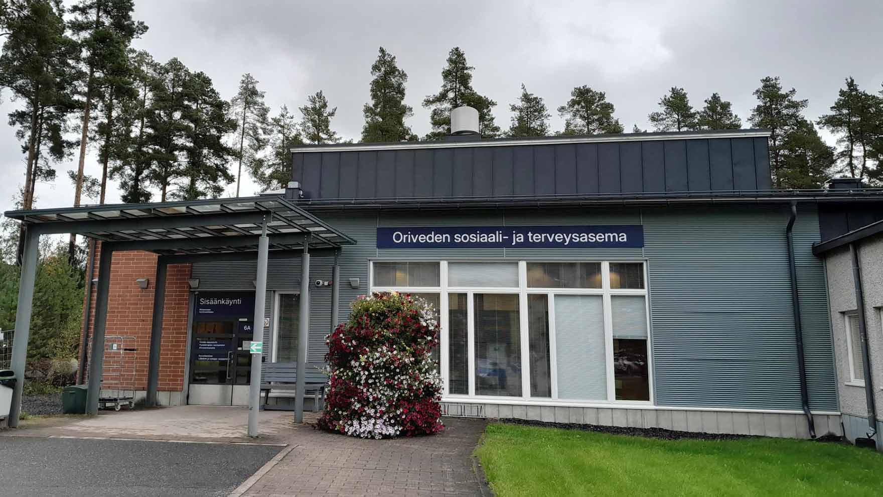 Oriveden sosiaali- ja terveysaseman pääsisäänkäynti.