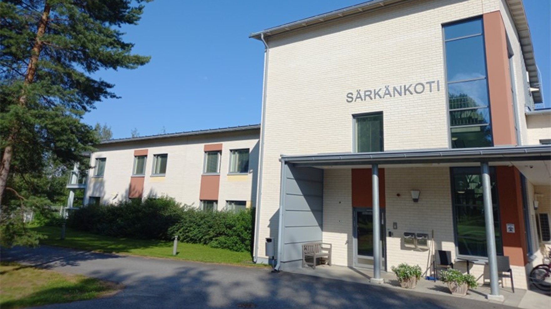 Särkänkodin etupihaa ja etuovi.