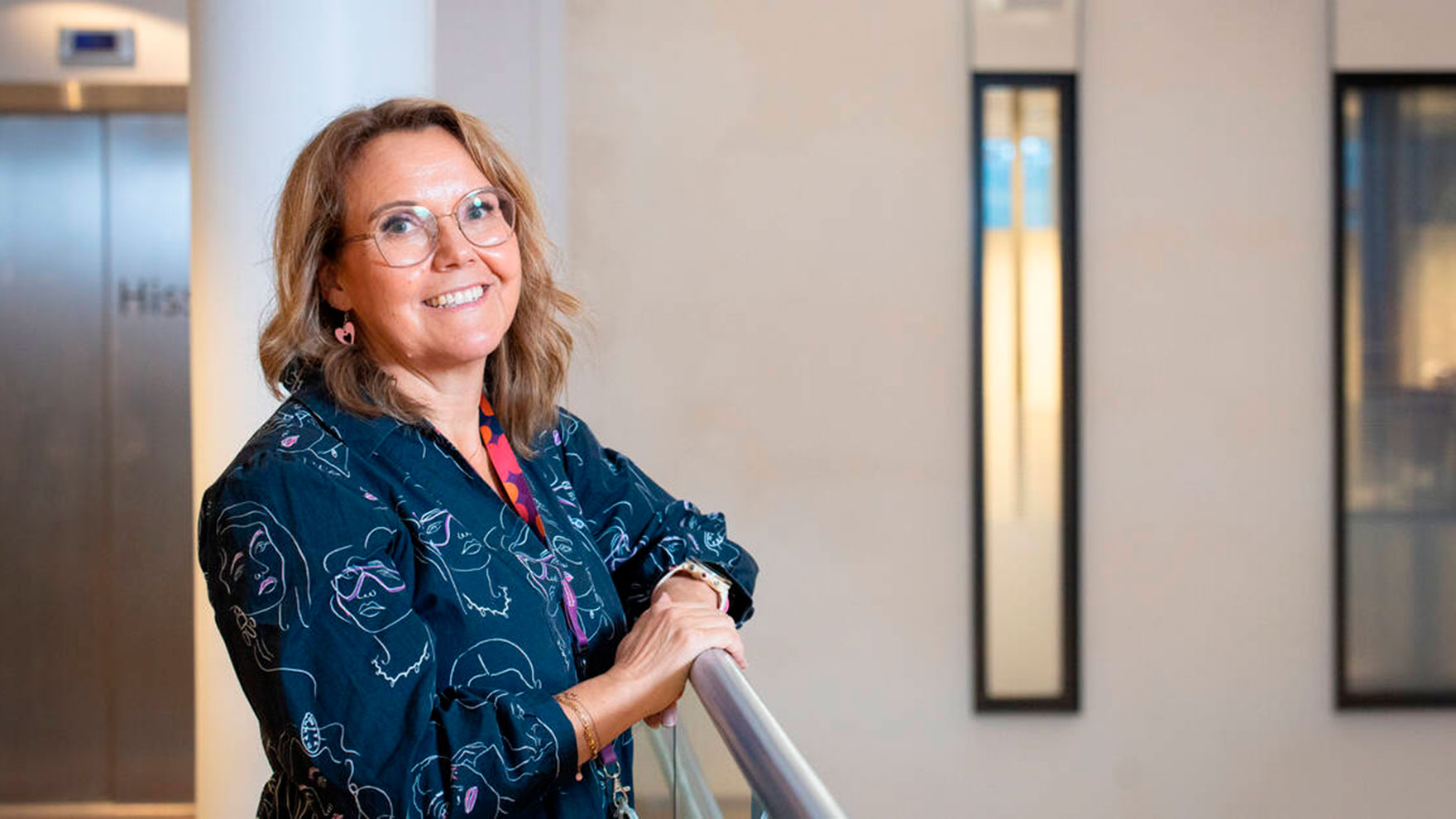 Maria Päivänen rappukäytävässä.