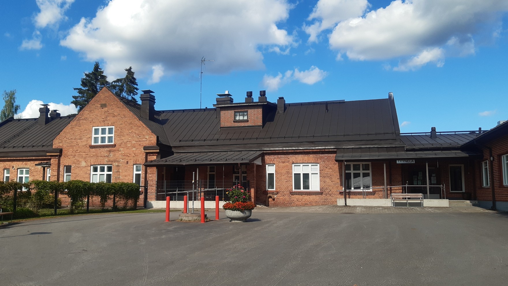 Kukkiakodon etupihaa ja etuovet.