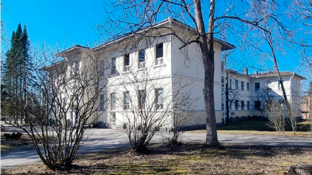 Kuva Pitkäniemen valkoisesta rakennuksesta.