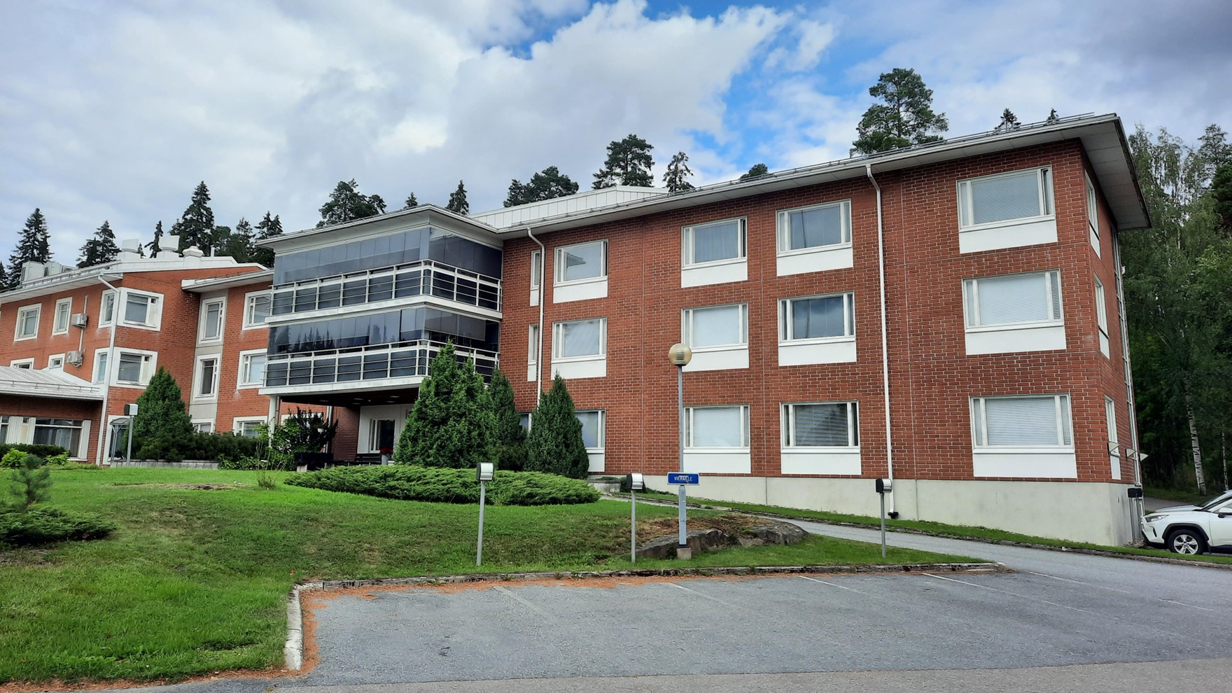 Kuva Hälläpyöränkodin ja Rantaraittikodin rakennuksesta.