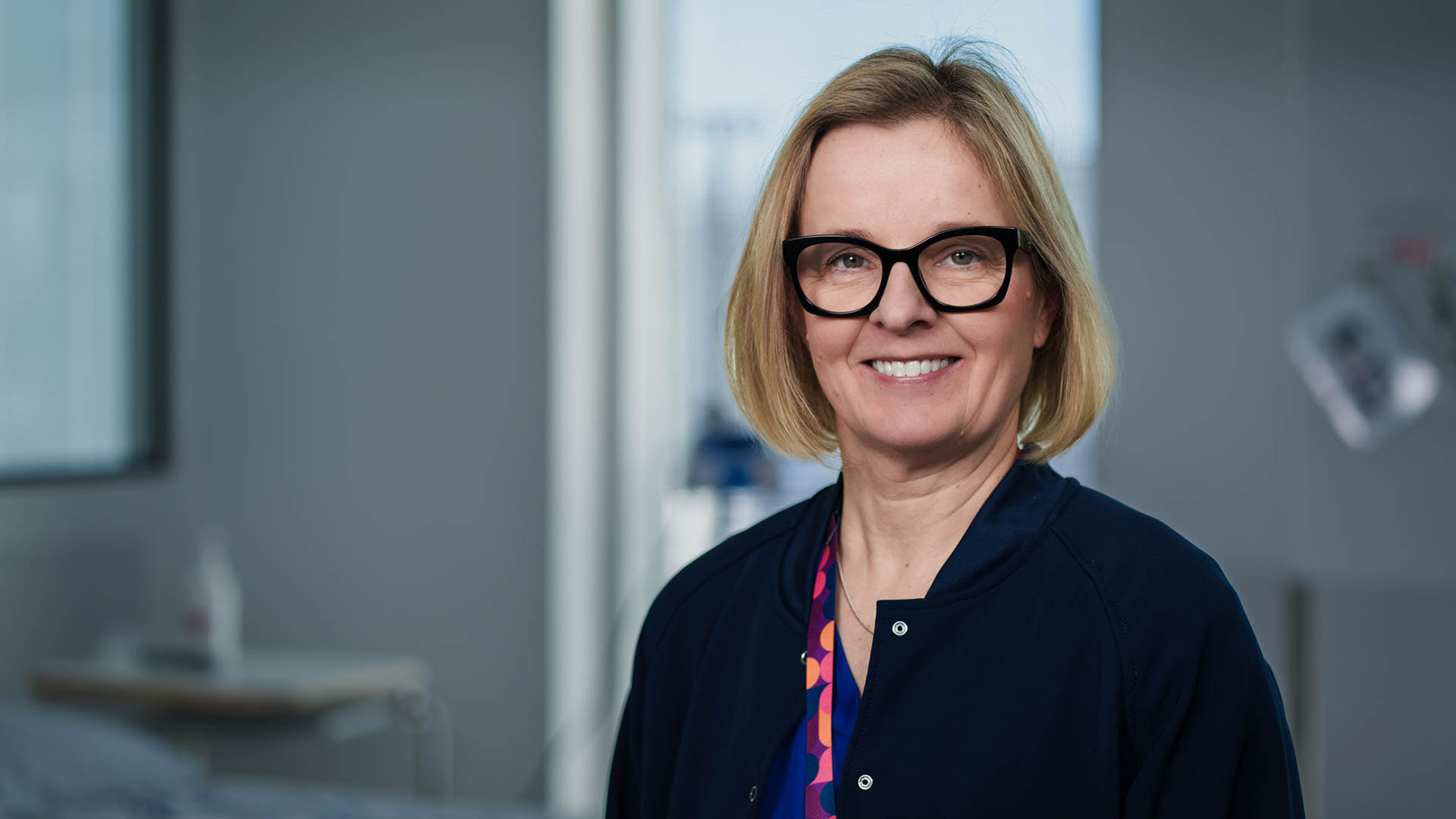 Valokuvassa Sari Iltanen hymyilee kameralle.