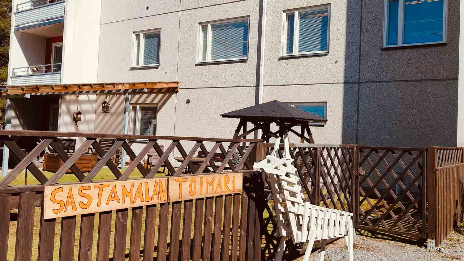 Aita, jossa lukee Sastamalan toimari. Taustalla kerrostaloja.
