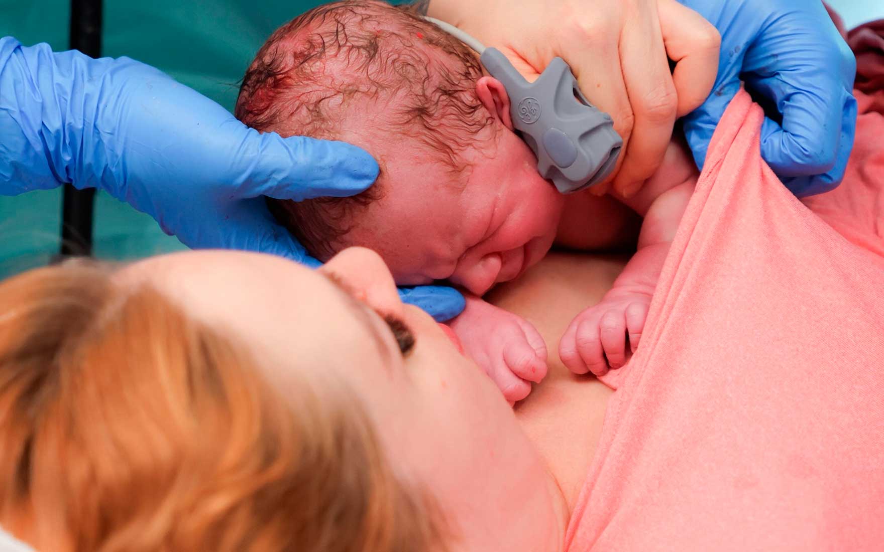 Vastasyntynyt on nostettu äitinsä lähelle.