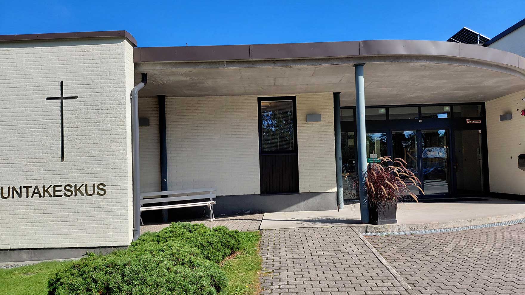 Keltatiilisen seurakuntakeskuksen sisäänkäynti.