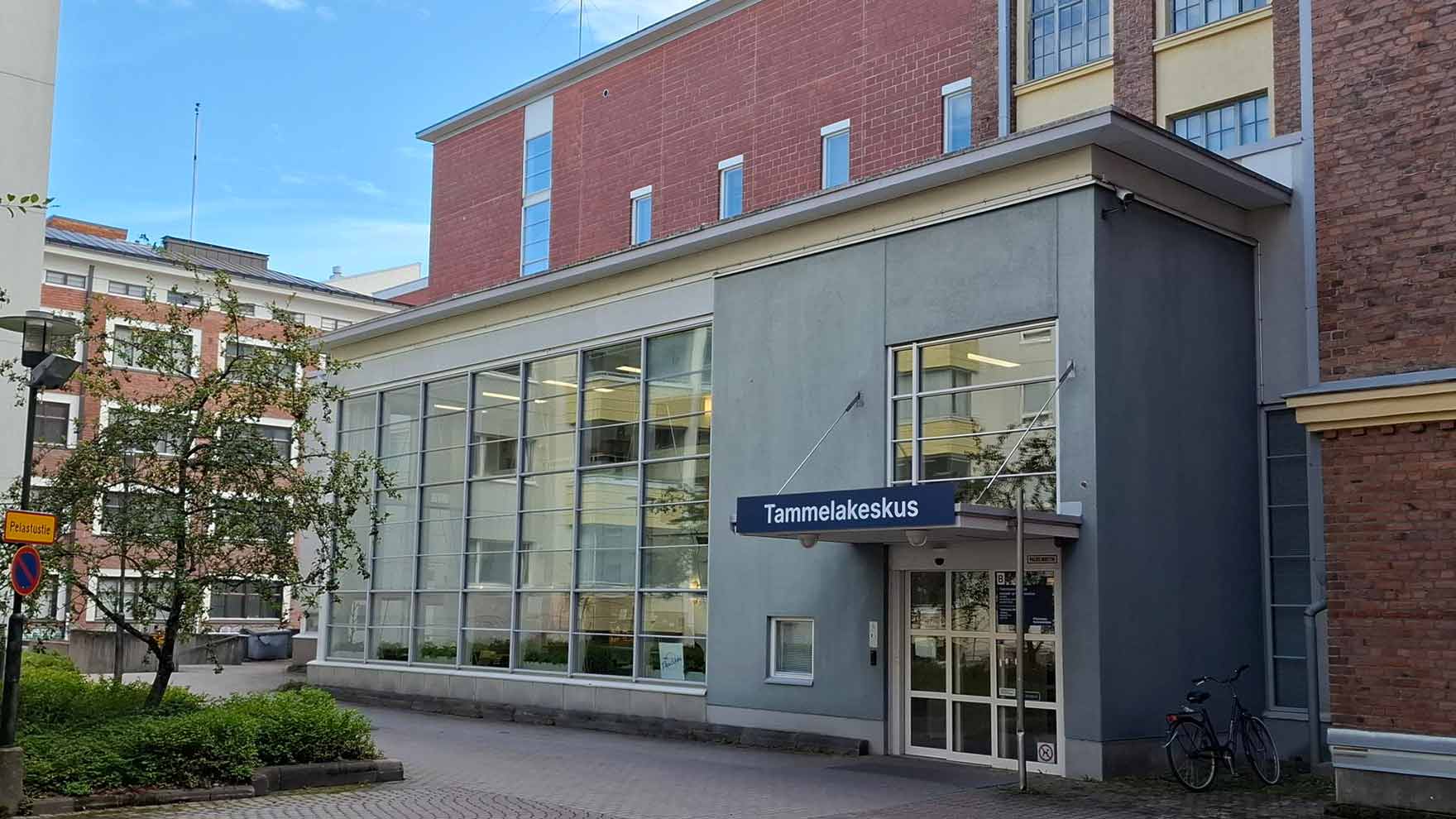 Tammelakeskuksen sisäänkäynti.