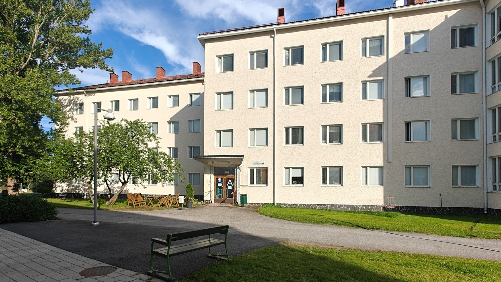 Koukkuniemen Havulan julkisivu ja etuovi.