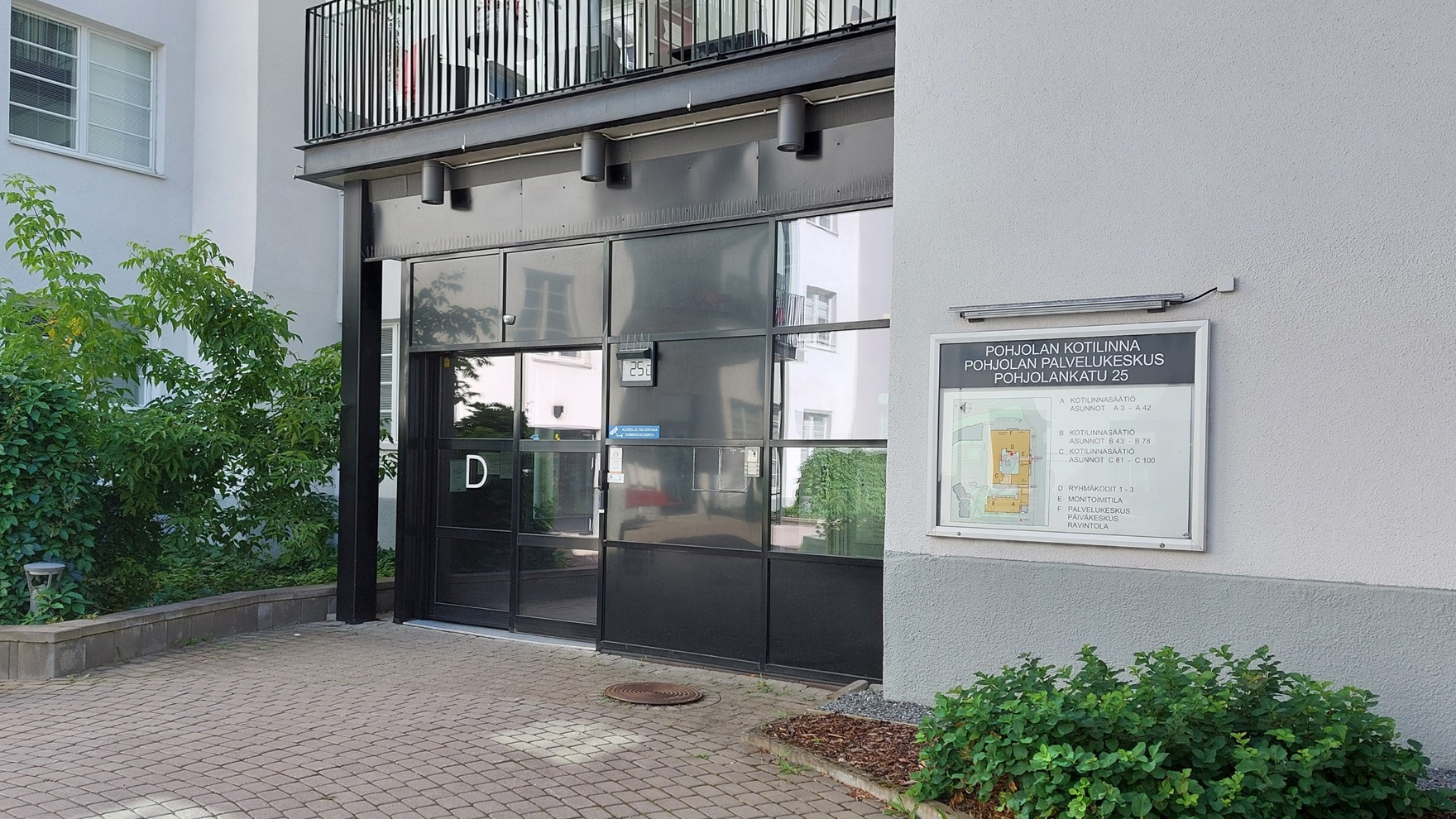 Pohjolan etupihaa ja etuovi.