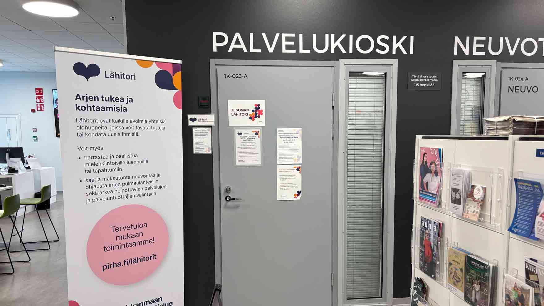Sisätila, jonka seinässä lukee palvelukioski