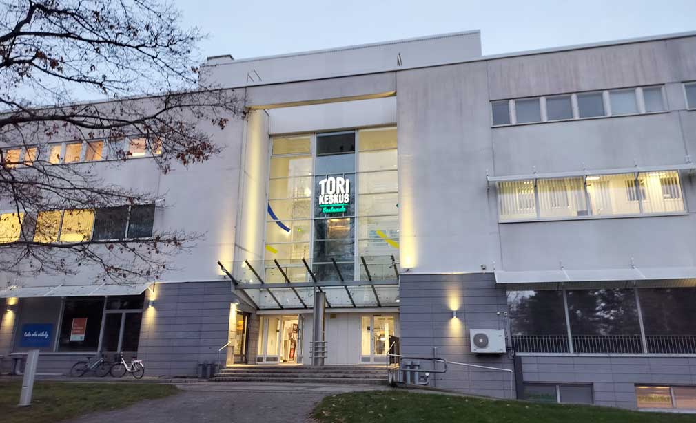 Vaalen Torikeskus-rakennuksen sisäänkäynti.
