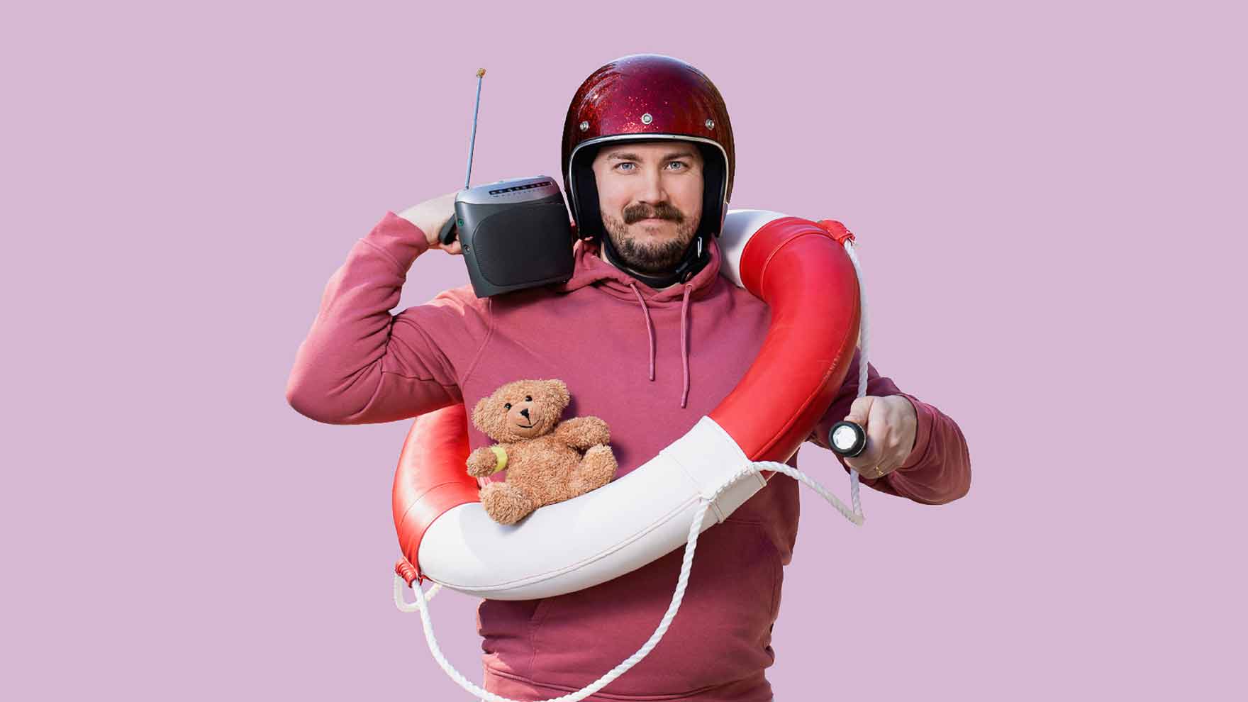 Mies, jolla on kaulassaan pelastusrengas, olalla radio ja päässä kypärä.