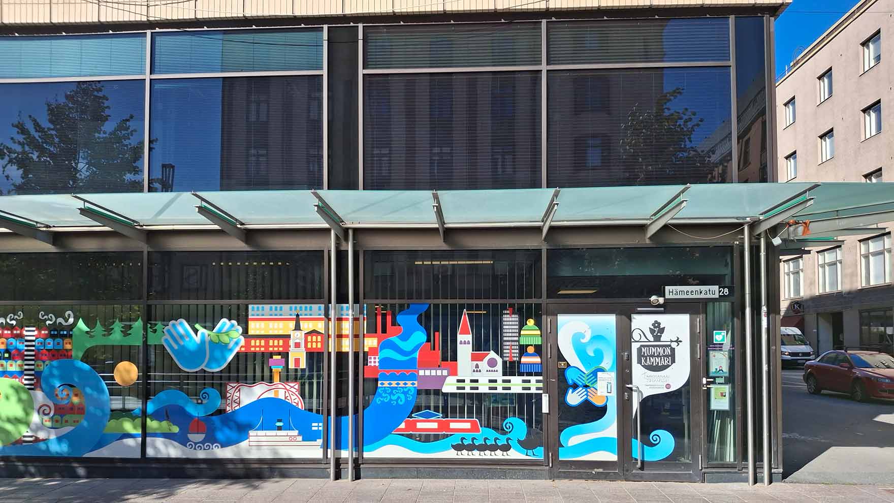 Tuulensuun lähitorin katutason ikkunoissa on värikkäät teippaukset.