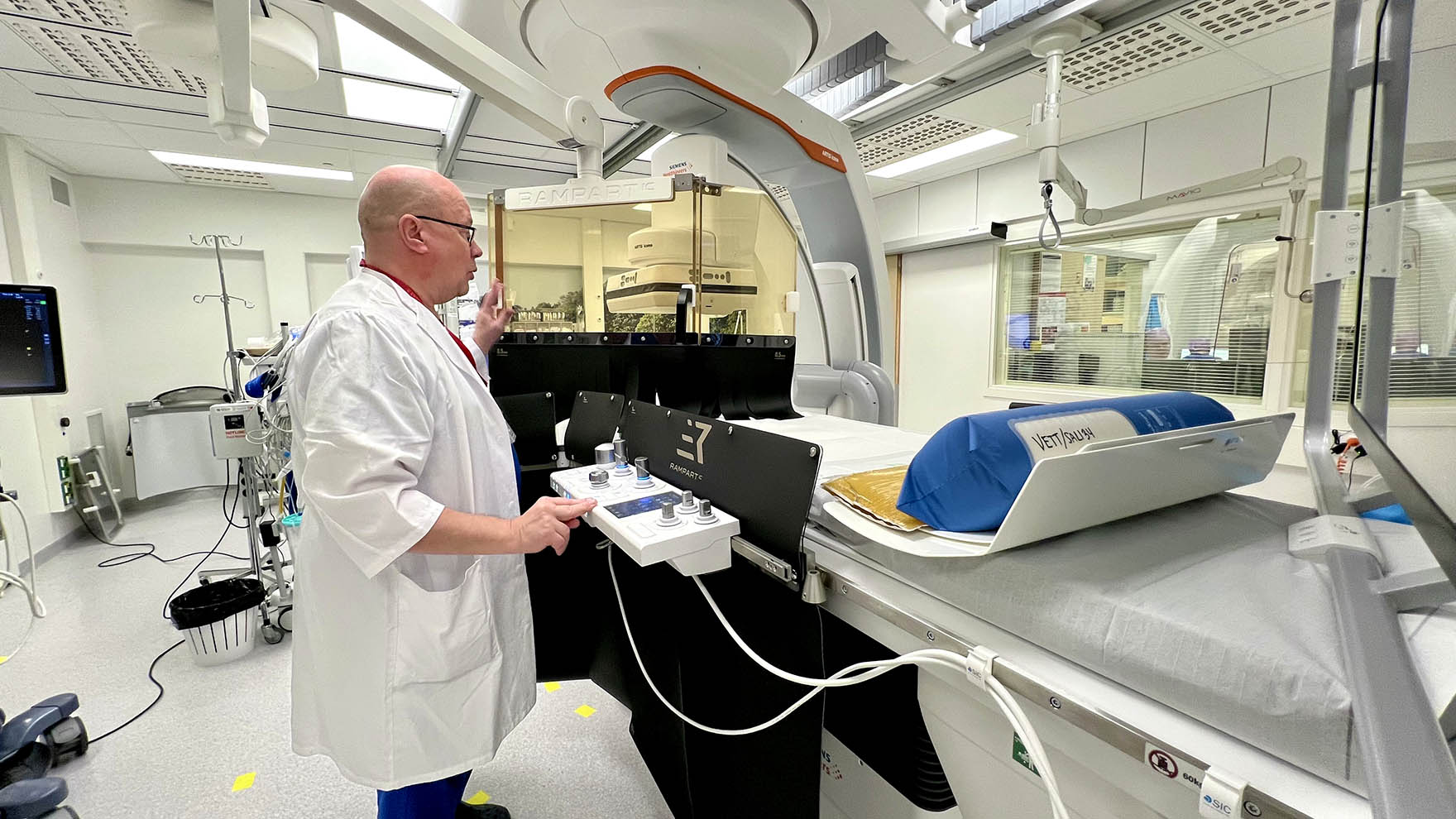 Lääkäri Janne Korhonen seisoo leikkaussalissa pöydän ääressä.