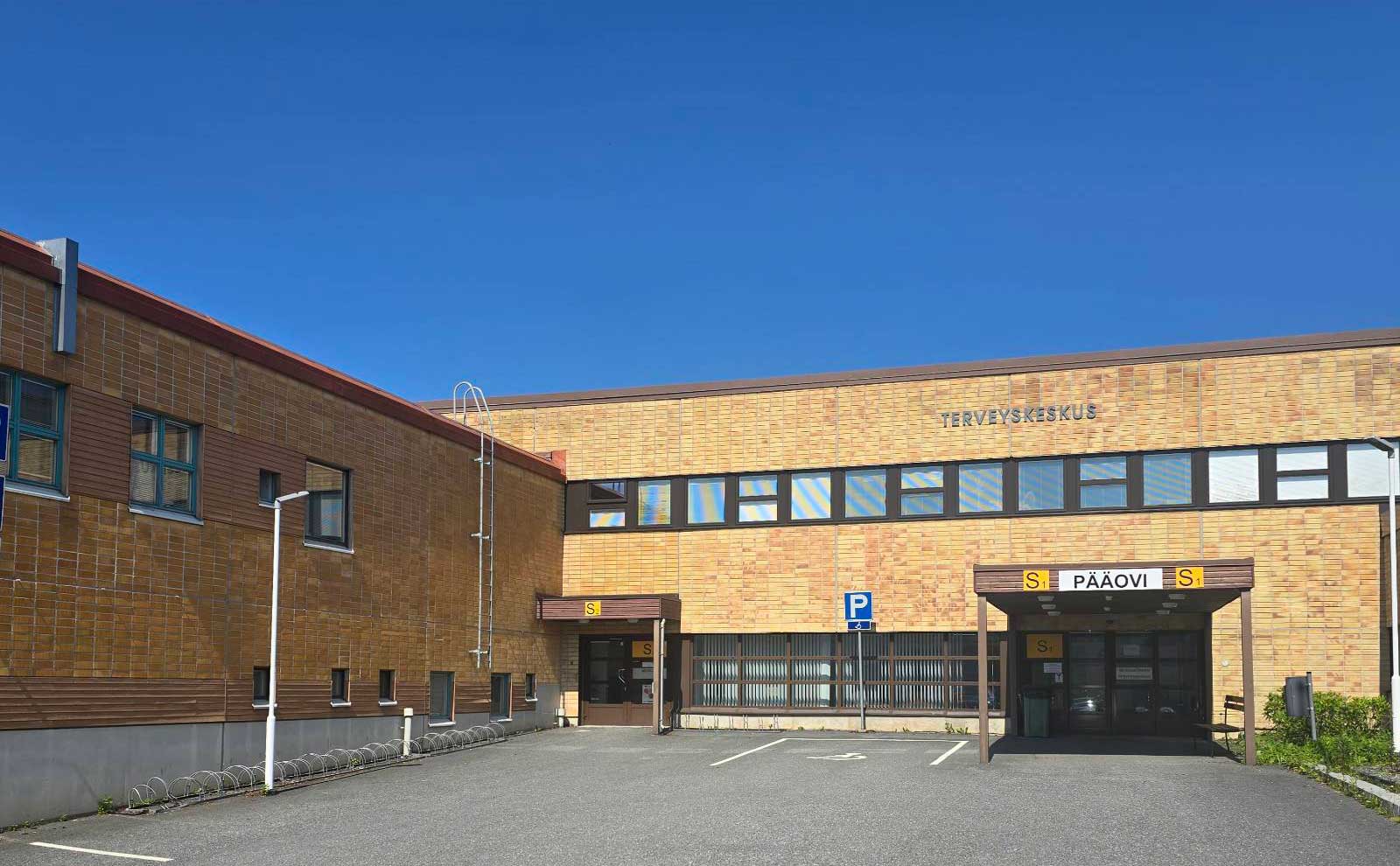 Keltatiilisen Valkeakosken sote-aseman sisäänkäynti, seinässä lukee terveyskeskus. 