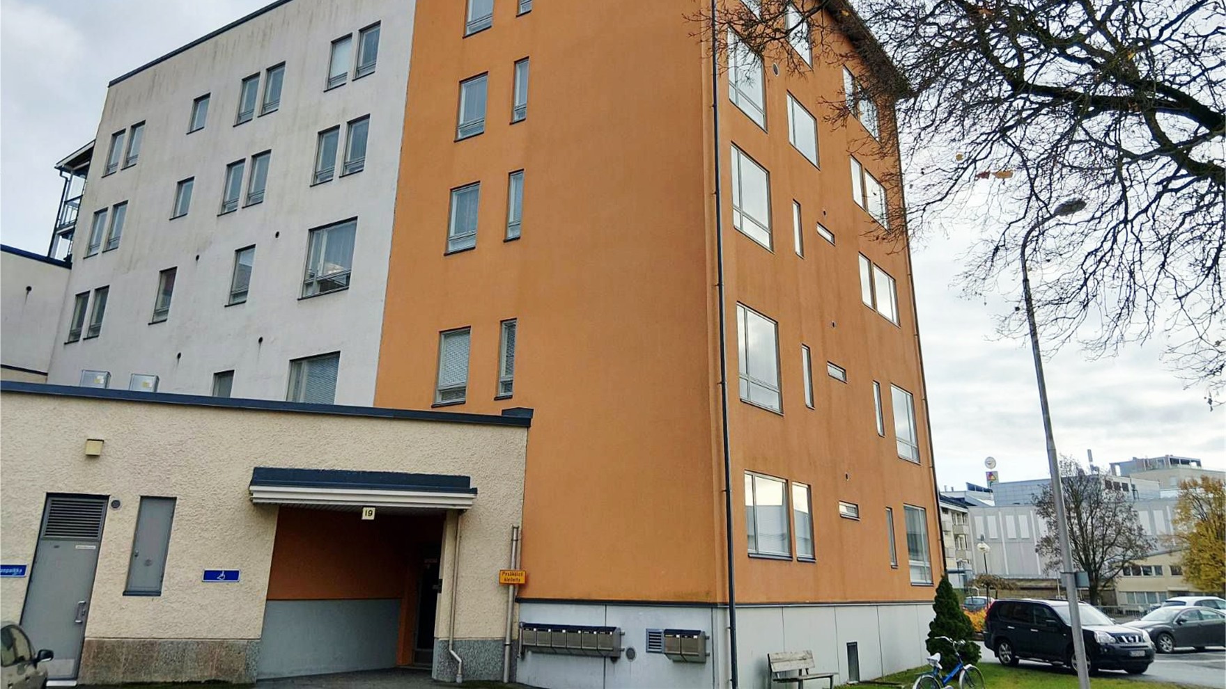 Kotikulman julkisivu.