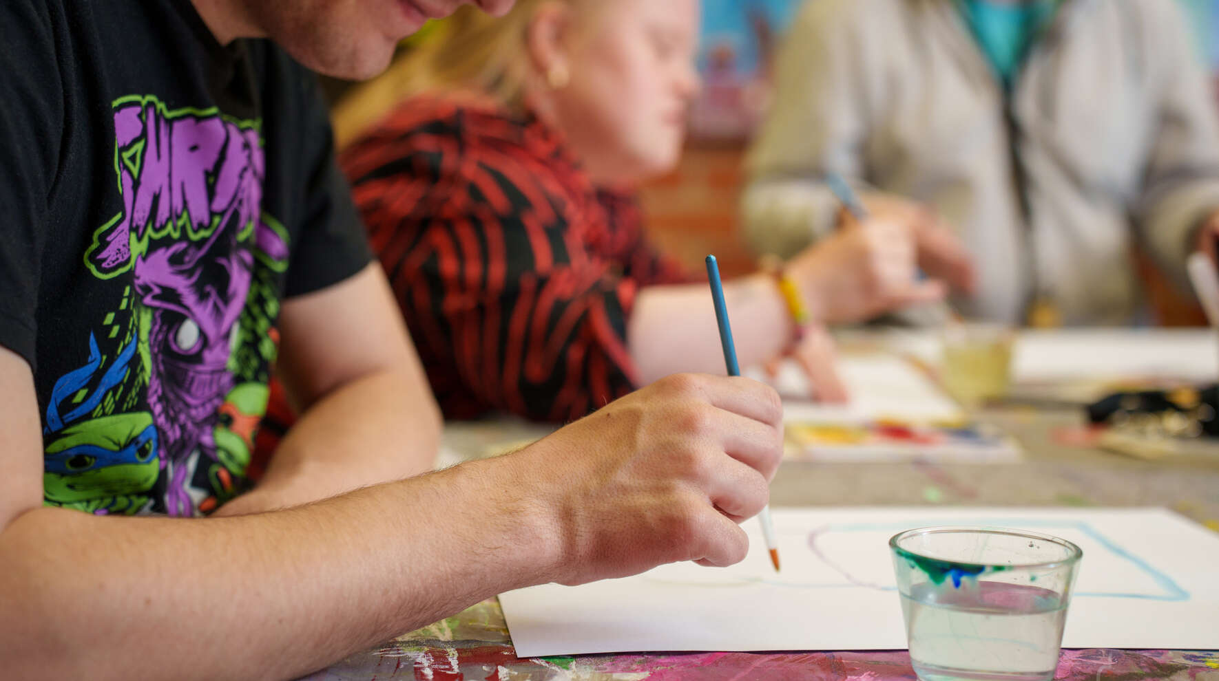 Kehitysvammaiset maalaavat vesiväreillä.