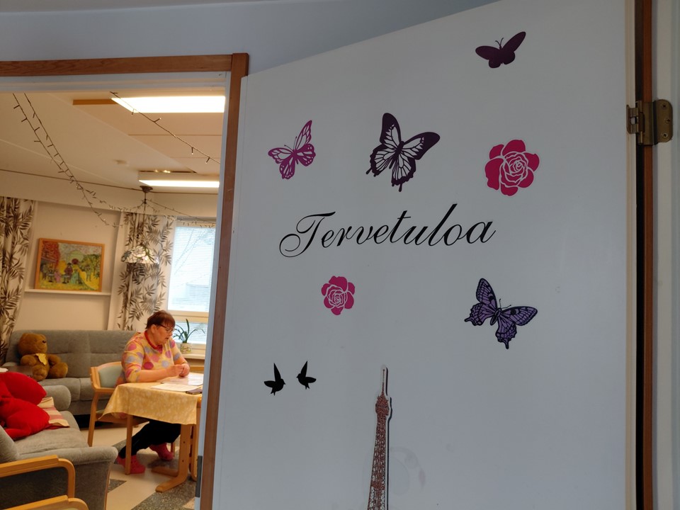 Venlantuvan sisäovessa on perhostarroja ja teksti: "Tervetuloa".