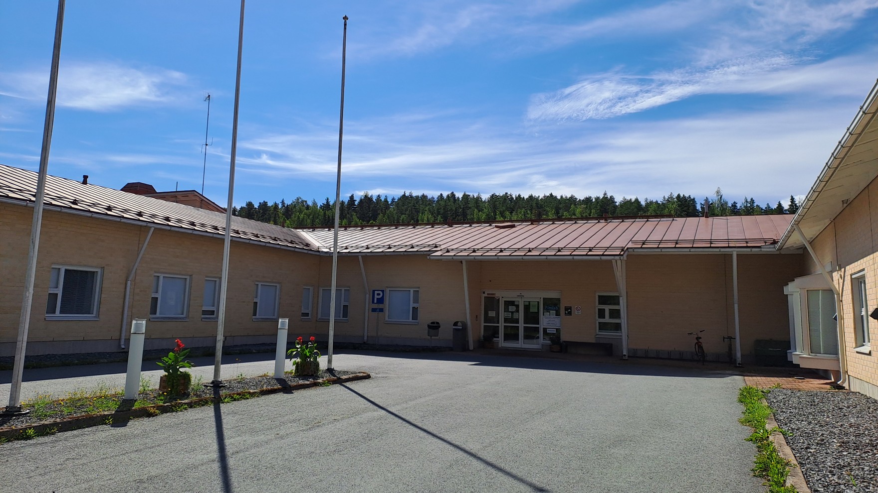 Vesilahden asumisyksiköiden etupiha ja etuovi.