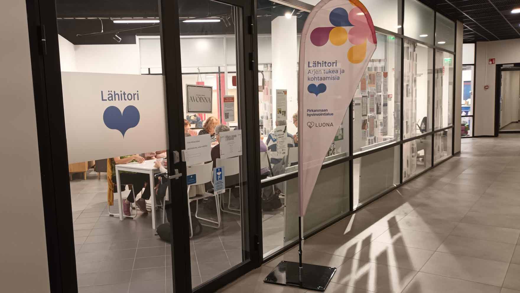 Näkymä lasiseen sisätilaan, ikkunassa lukee Lähitori.
