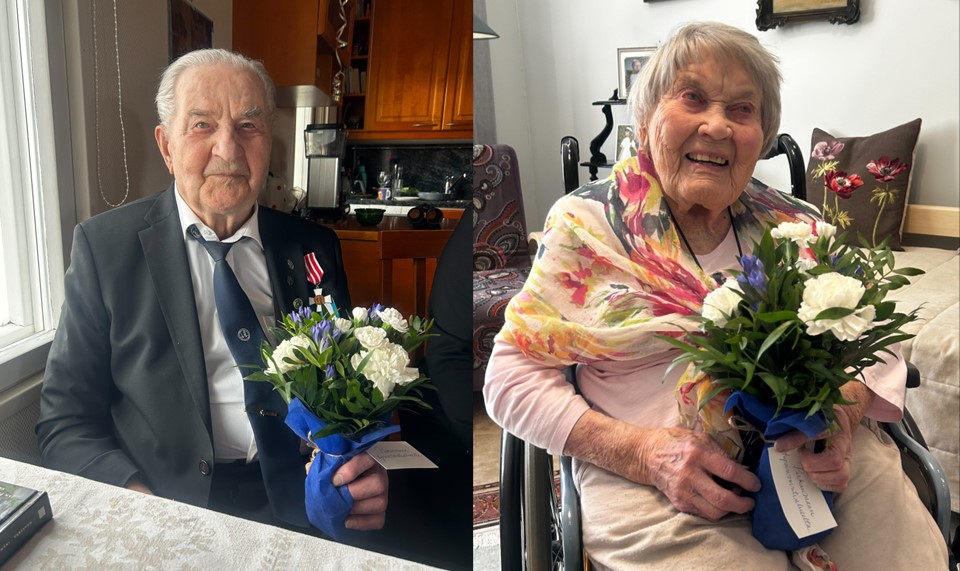Vasemman puoleisessa kuvassa on veteraani Kalevi ja oikeanpuoleisessa kuvassa Rauni. Molemmat istuvat ja pitävät kuvassa kukkakimppua käsissään.
