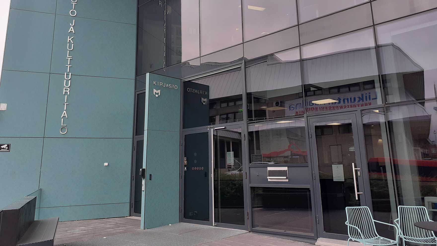 Virta kirjasto- ja kulttuuritalon sisäänkäynti.