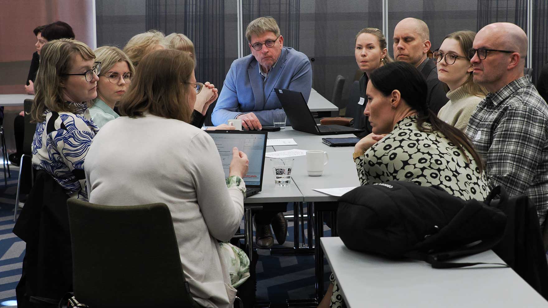 Neuvottelupäivään osallistuvia ryhmäkeskustelussa.