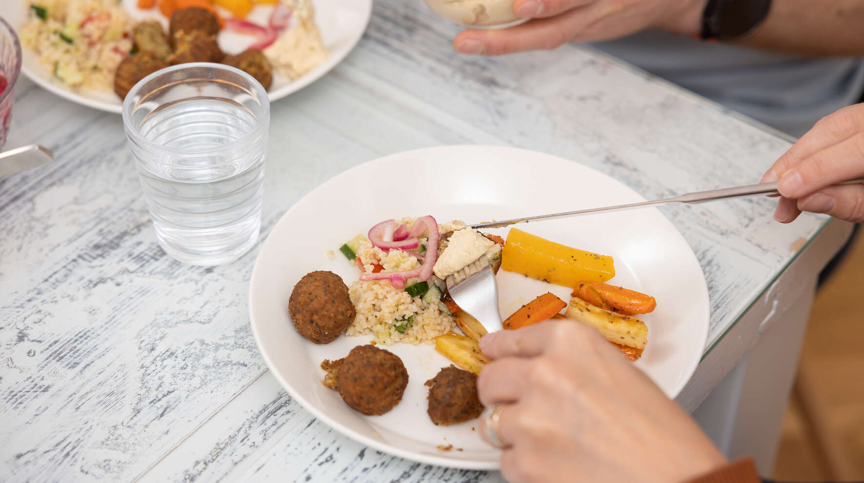 Kuvituskuva ruokalautasesta pöydällä.