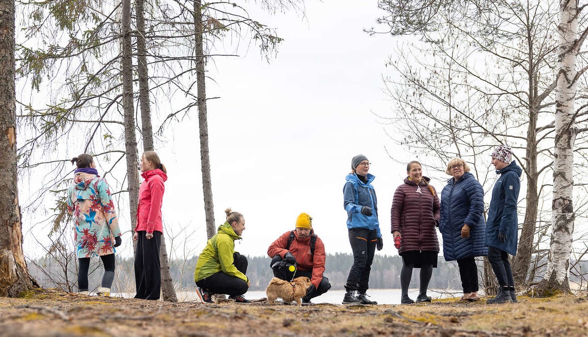 Ihmisiä ulkona seisoskelemassa.