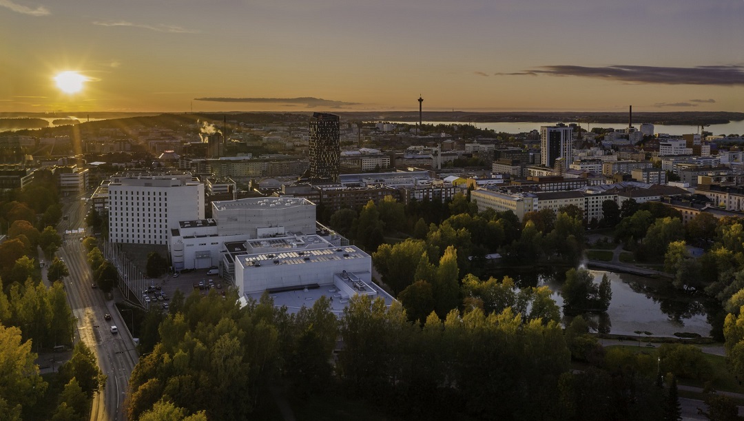 Tampere-talon kortteli auringonlaskussa.
