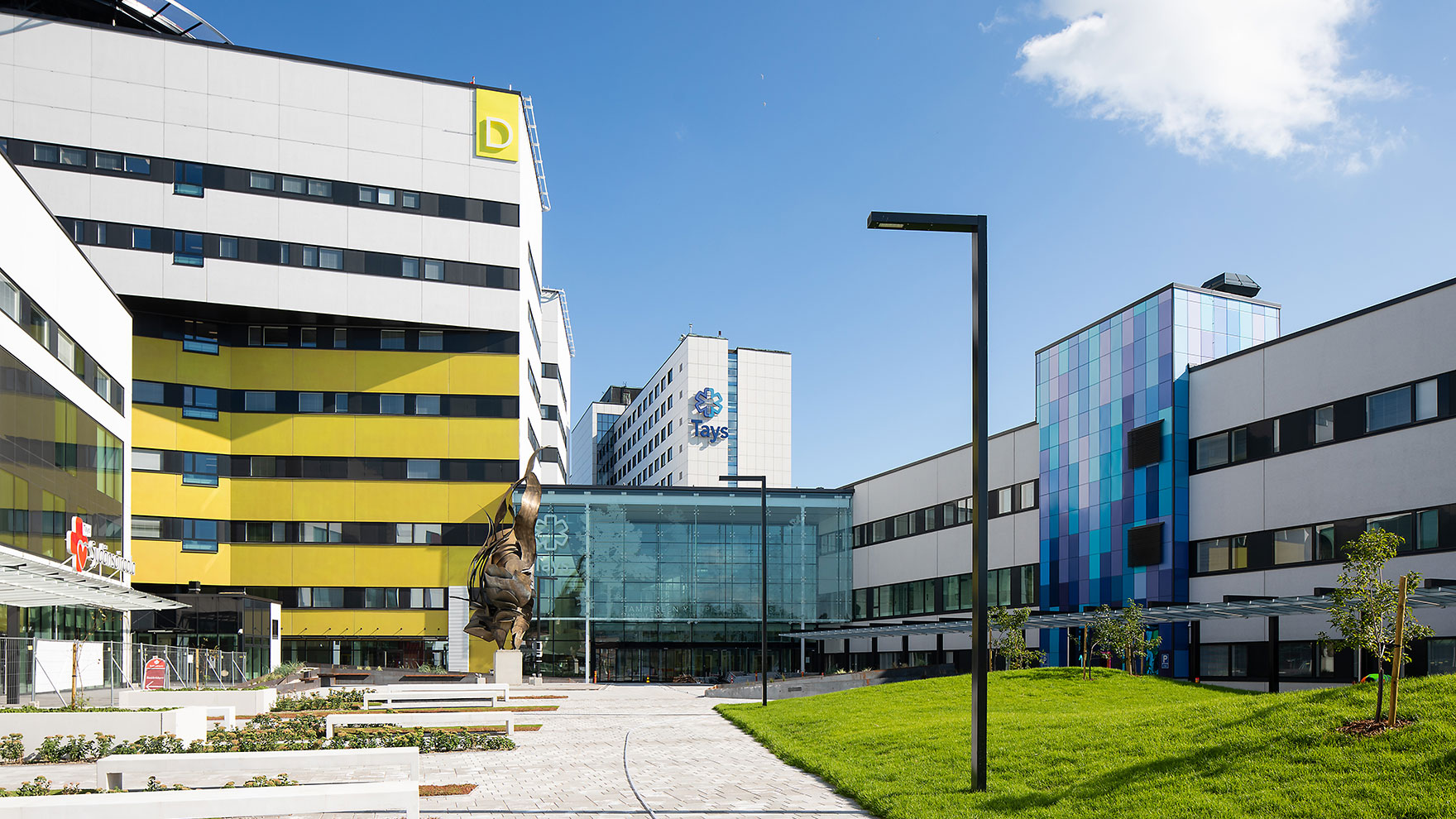Huvudentrén vid Tammerfors universitetssjukhus.